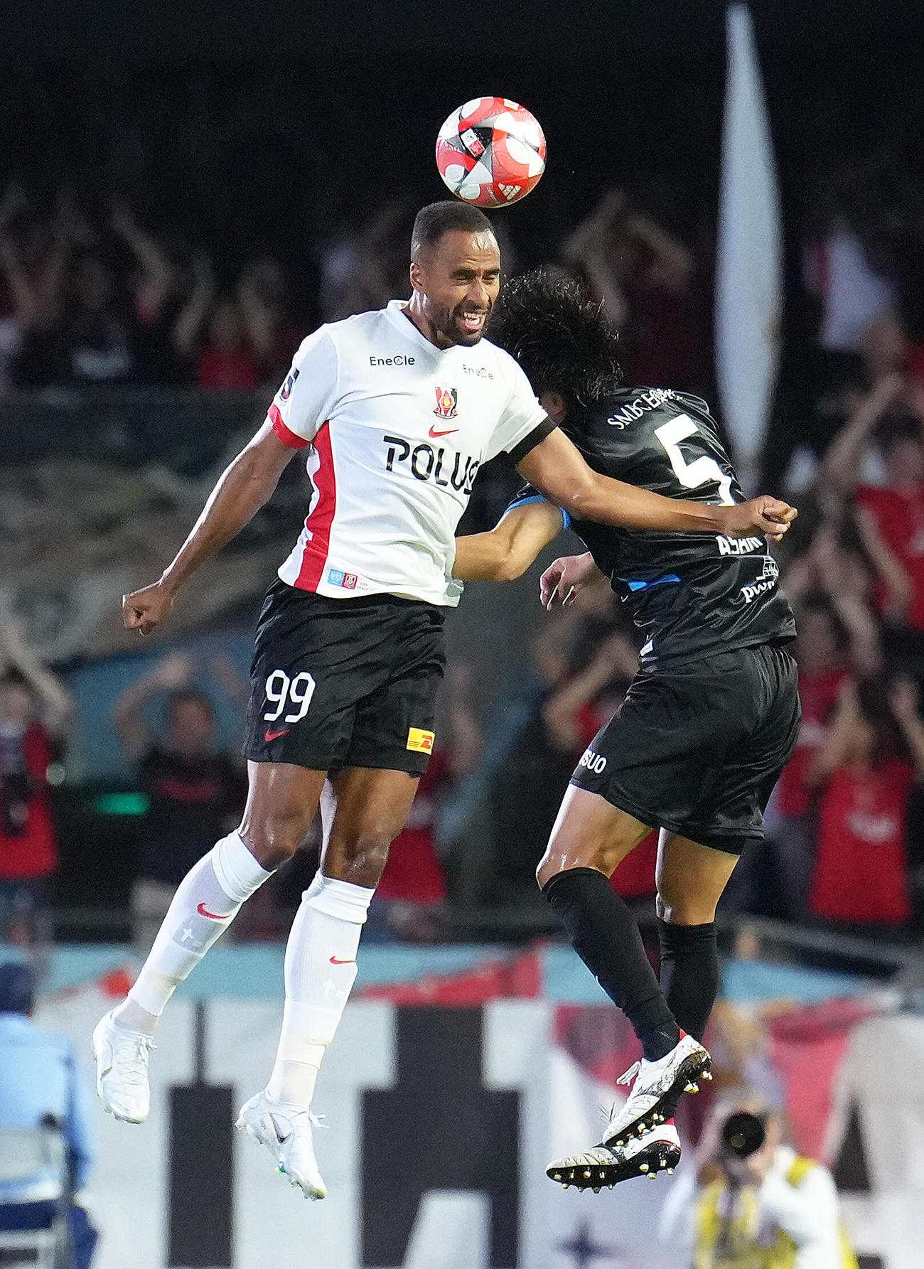 川崎F対浦和　後半、競り合う浦和テリン（左）（撮影・足立雅史）