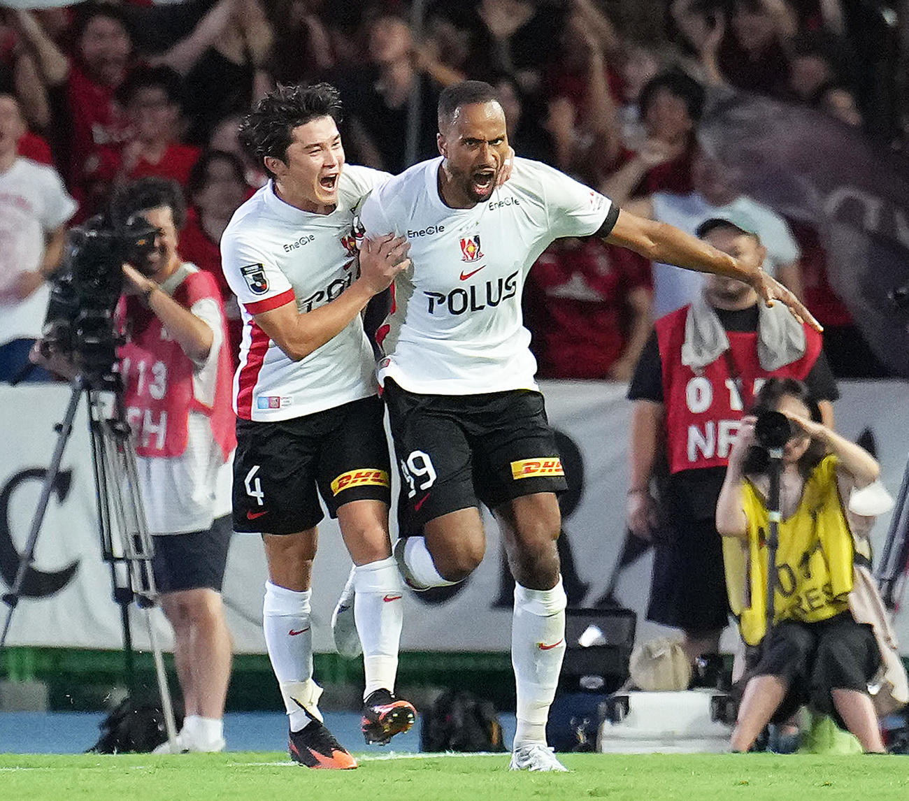 後半、同点ゴールを決め喜ぶ浦和テリン（右）（撮影・足立雅史）