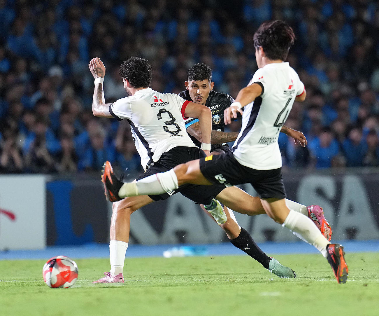 川崎F対浦和　後半、シュートを放つ川崎F・エリソン（中央）（撮影・足立雅史）