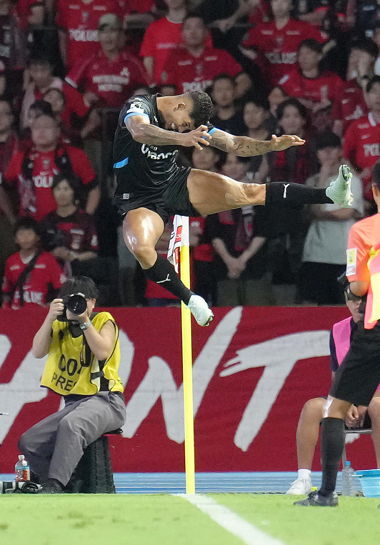 川崎F対浦和　前半、PKで先制しジャンプして喜ぶ川崎F・エリソン（撮影・足立雅史）