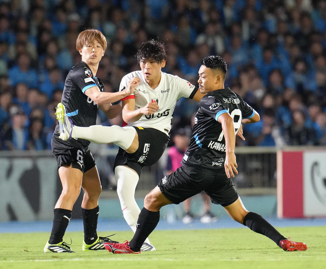 川崎F対浦和　前半、シュートを放つ浦和小森（中央）（撮影・足立雅史）