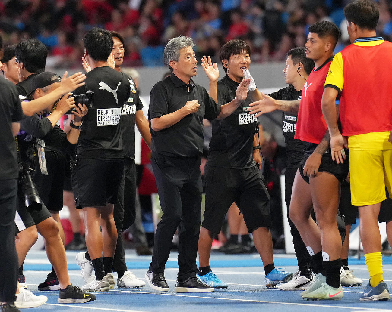 川崎F対浦和　延長で浦和を破り喜ぶ川崎F長谷部監督（中央）ら（撮影・足立雅史）