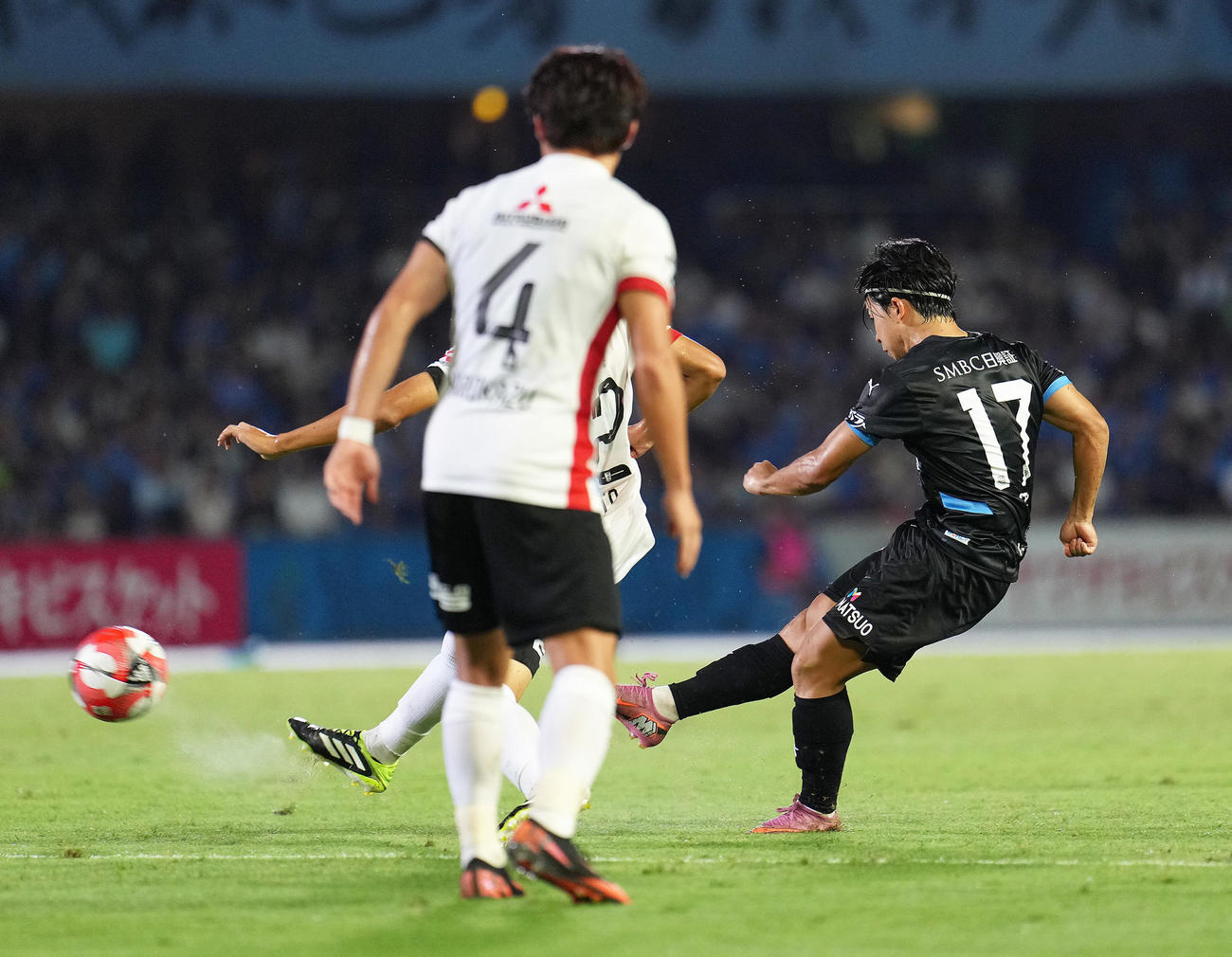 川崎F対浦和　後半、ゴールを決める川崎F伊藤（撮影・足立雅史）