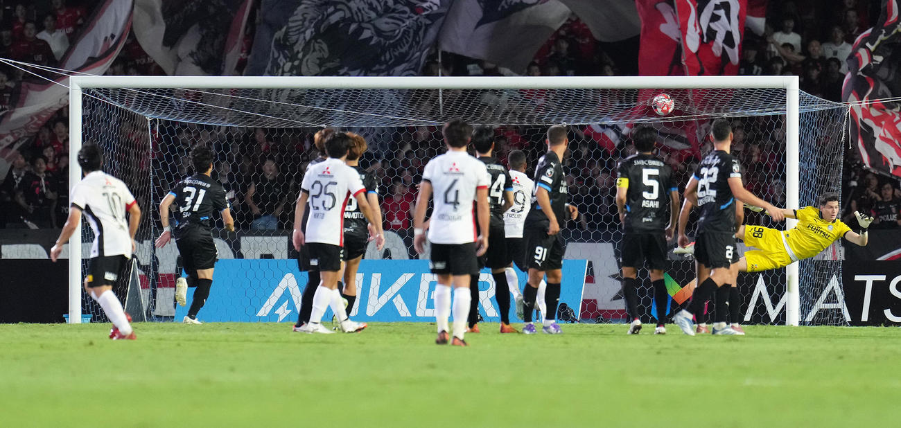 川崎F対浦和　後半、同点ゴールを決める浦和中島（左端）（撮影・足立雅史）