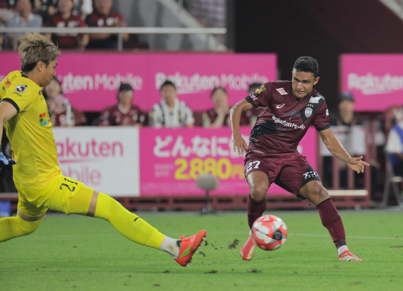 神戸対横浜FC　前半、神戸エリキはシュートを放つが横浜FCGK市川暉記に阻まれる（撮影・宮崎幸一）