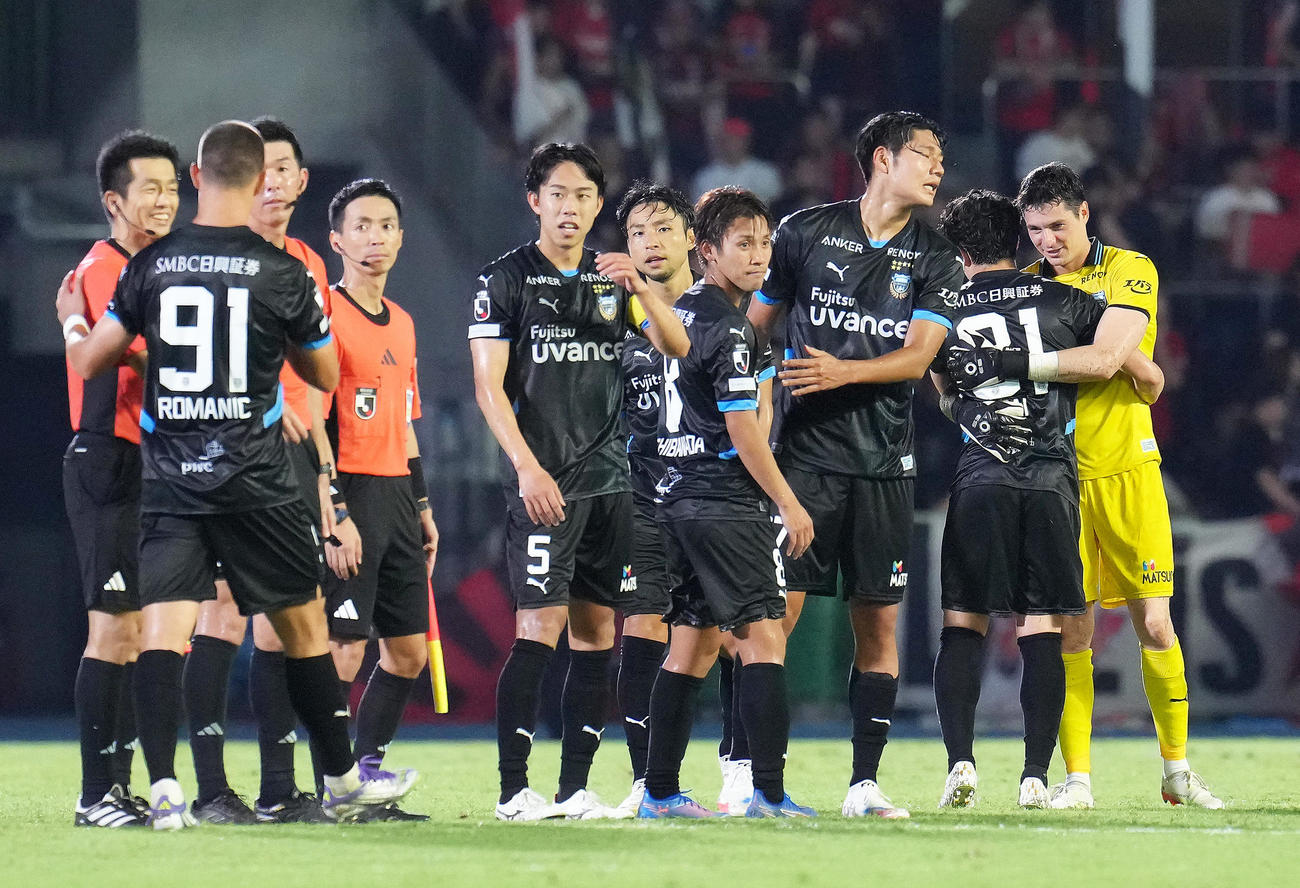 川崎F対浦和　延長で浦和を破り喜ぶ川崎Fの選手たち（撮影・足立雅史）
