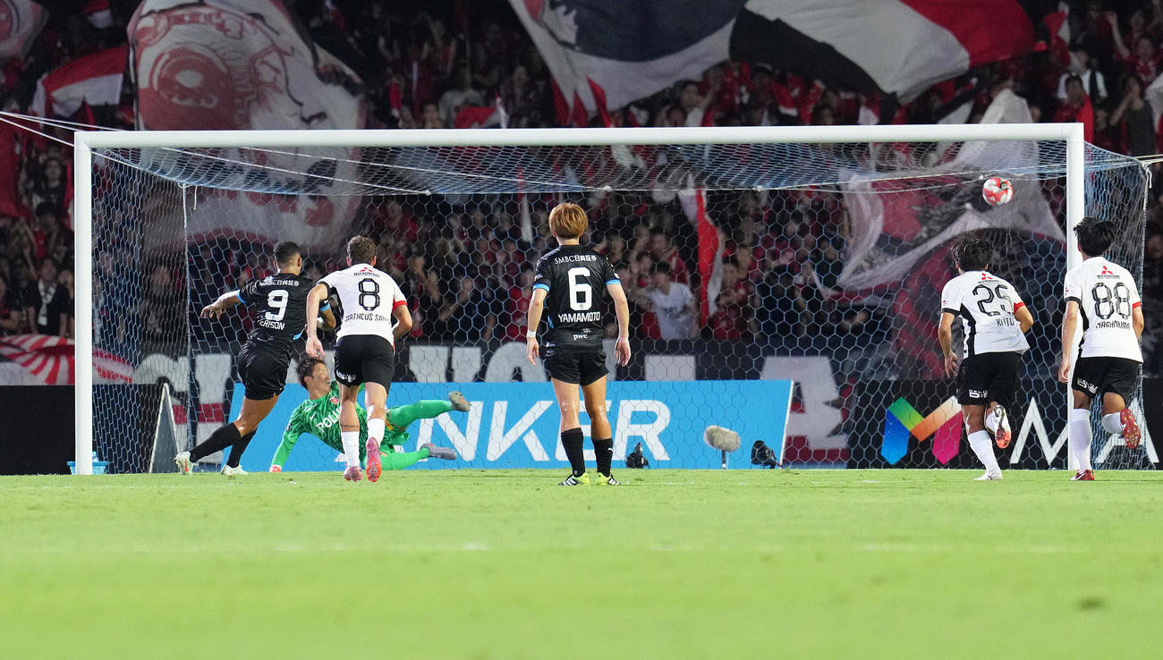 川崎F対浦和　前半、PKで先制点を奪う川崎F・エリソン（左）（撮影・足立雅史）