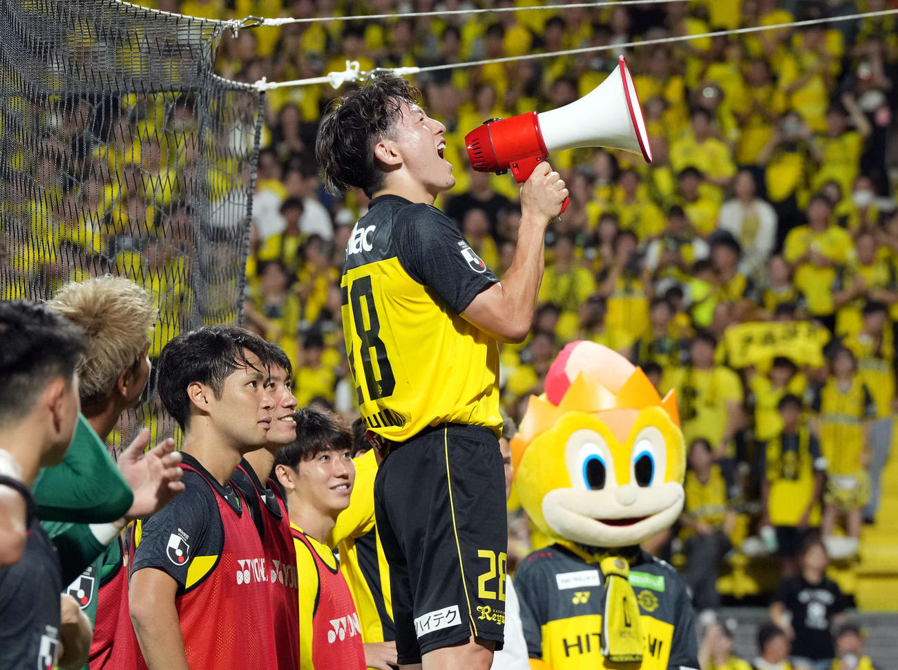 柏対横浜　横浜に勝利しサポーターにあいさつをする柏戸嶋（撮影・たえ見朱実）