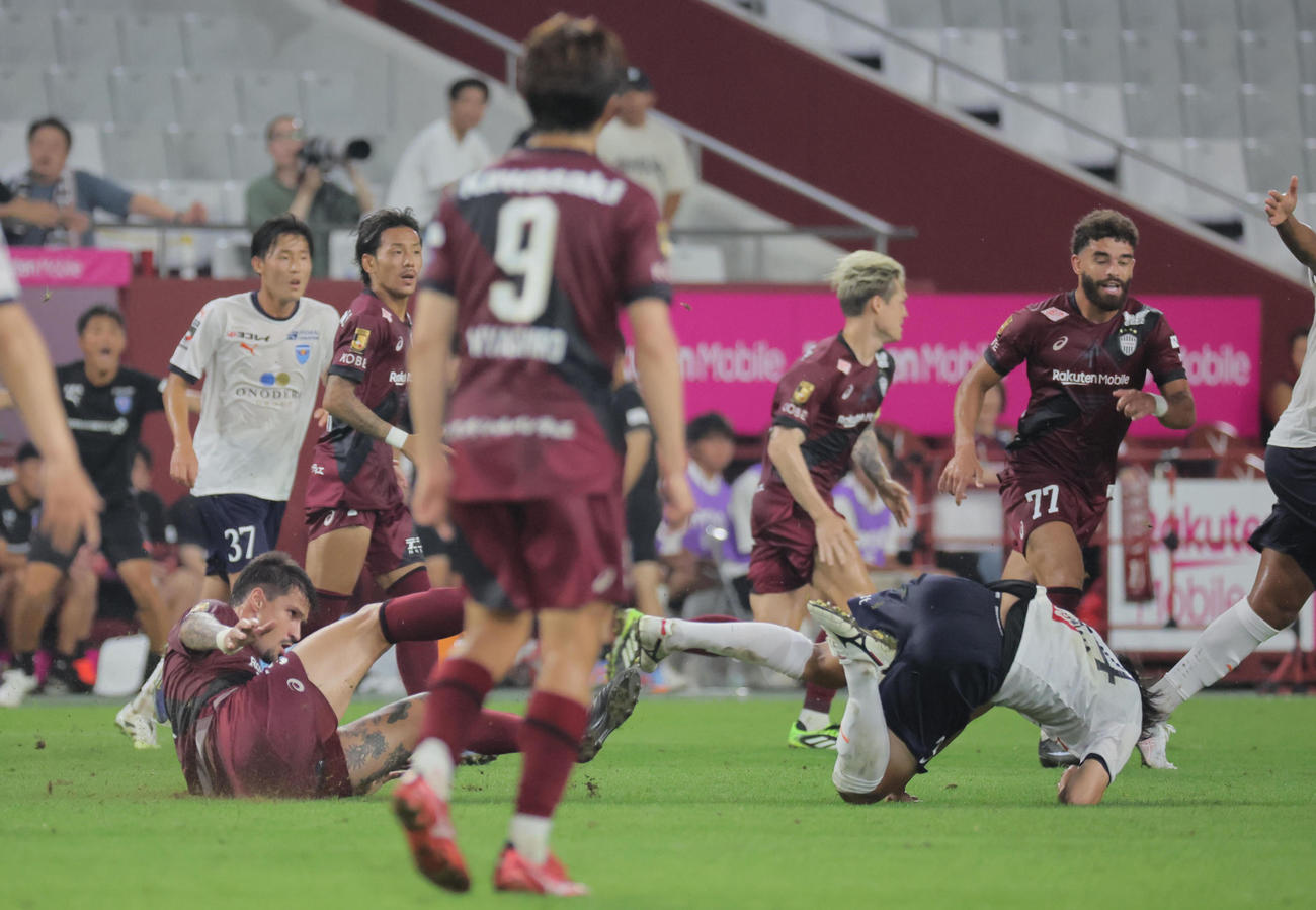 前半、神戸トゥーレル（左下）は横浜FC小倉陽太（右）へのファウルでレッドカード
