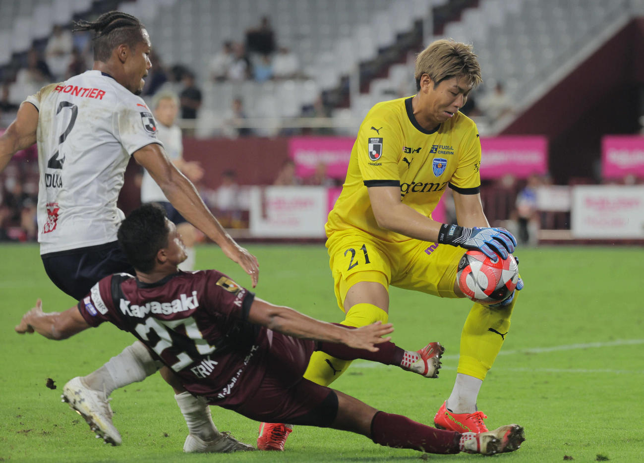 神戸対横浜FC　後半、神戸エリキ（下）はシュートを放つが横浜FCGK市川暉記に阻まれる（撮影・宮崎幸一）