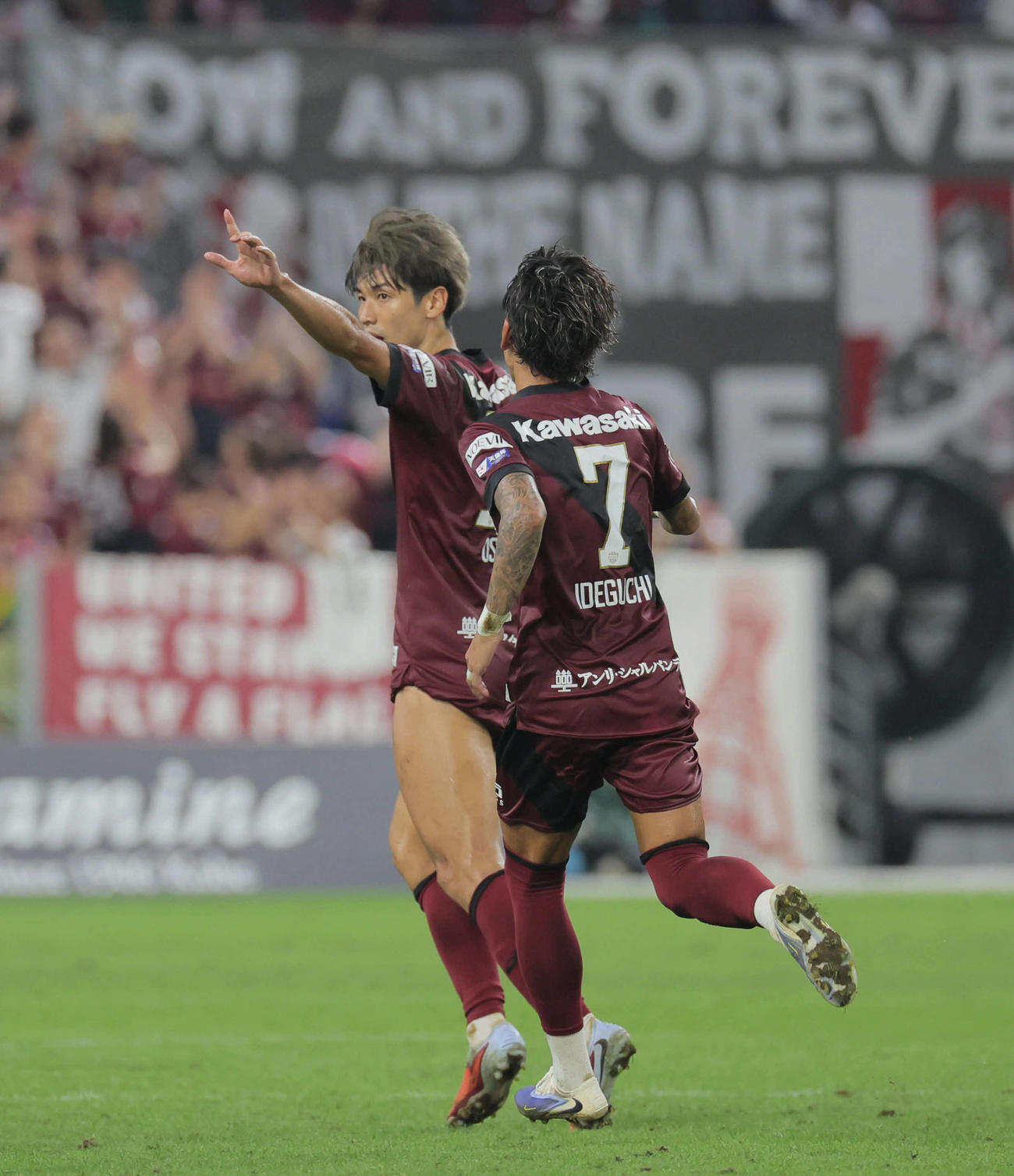 神戸対横浜FC　後半、神戸大迫勇也は飯野七聖のクロスに合わせ頭で先制ゴールを決める（撮影・宮崎幸一）