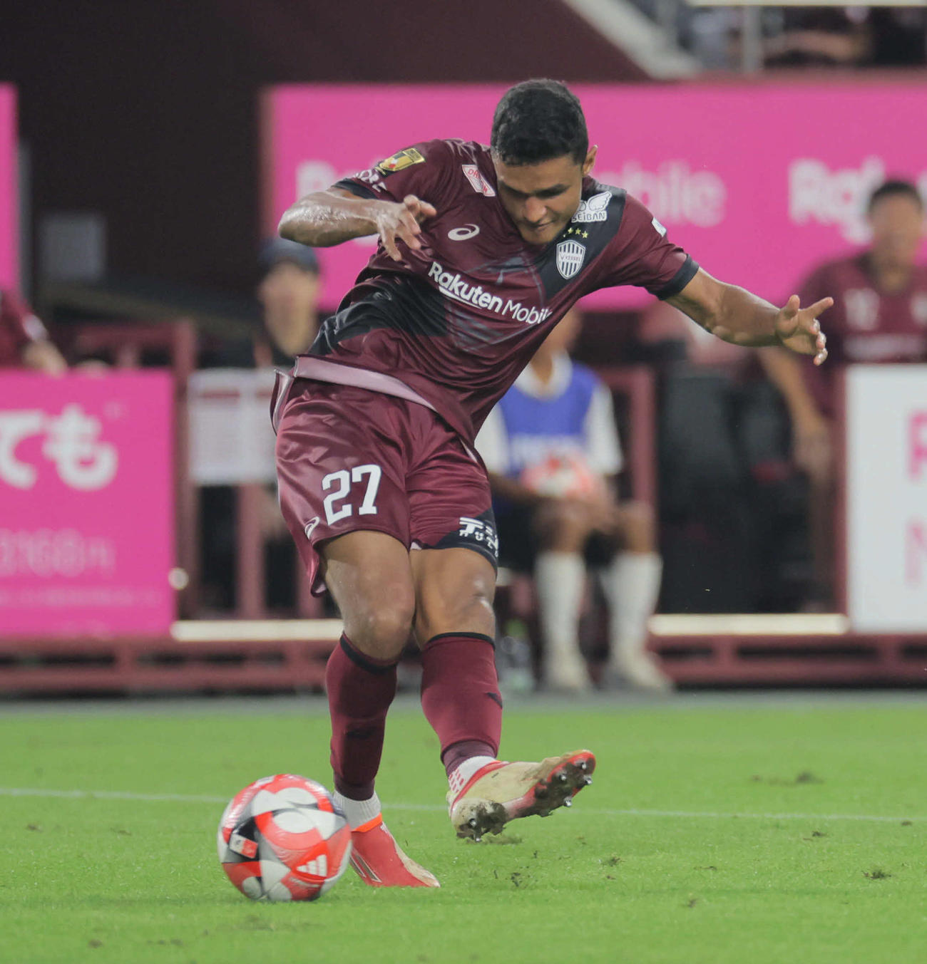 神戸対横浜FC　前半、神戸エリキはシュートを放つが横浜FCGK市川暉記に阻まれる（撮影・宮崎幸一）