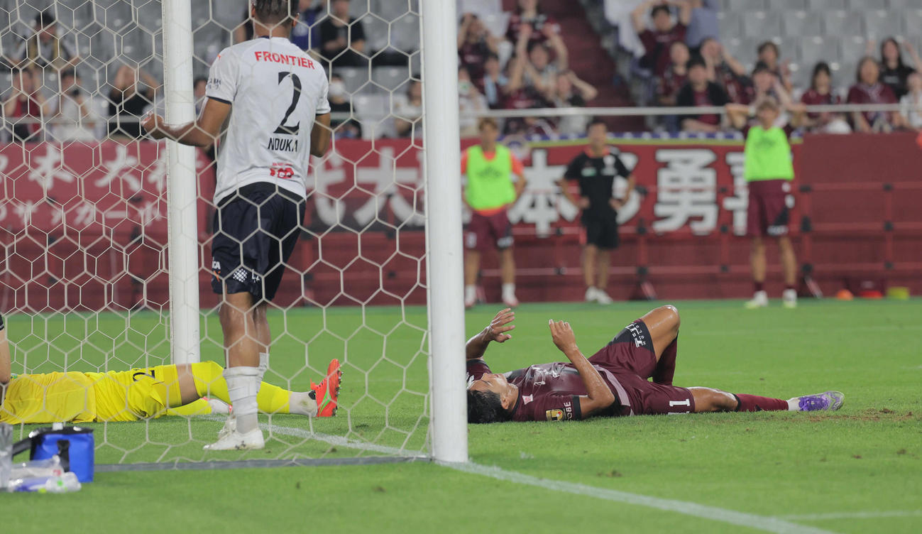 神戸対横浜FC　前半、神戸武藤はシュートを外して悔しがる（撮影・宮崎幸一）