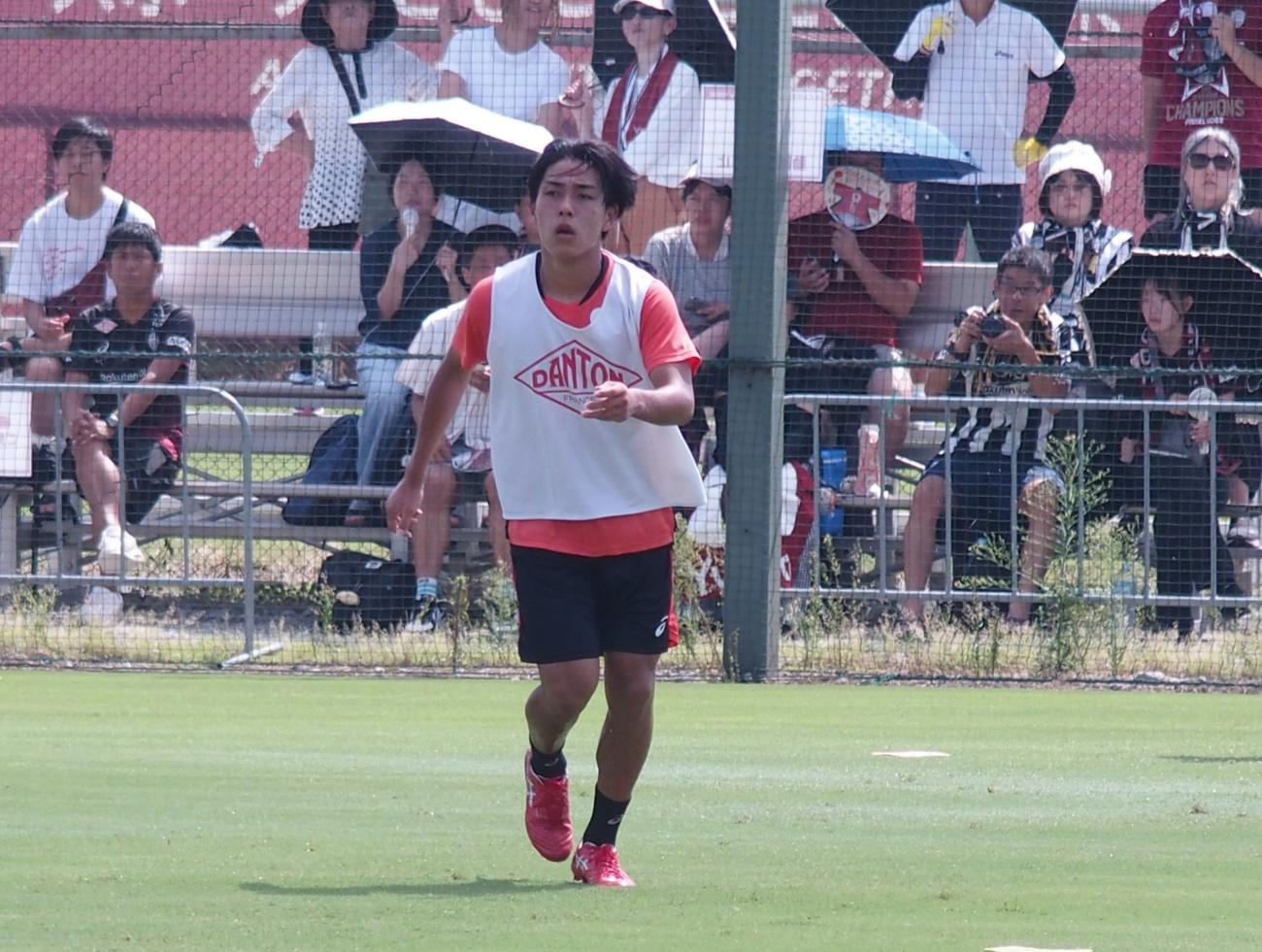 全体練習に合流した神戸MF浜崎（撮影・永田淳）