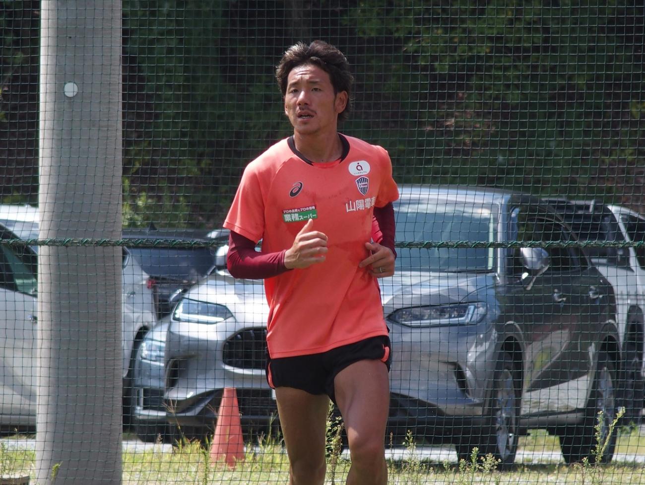 ランニングする神戸MF井手口（撮影・永田淳）