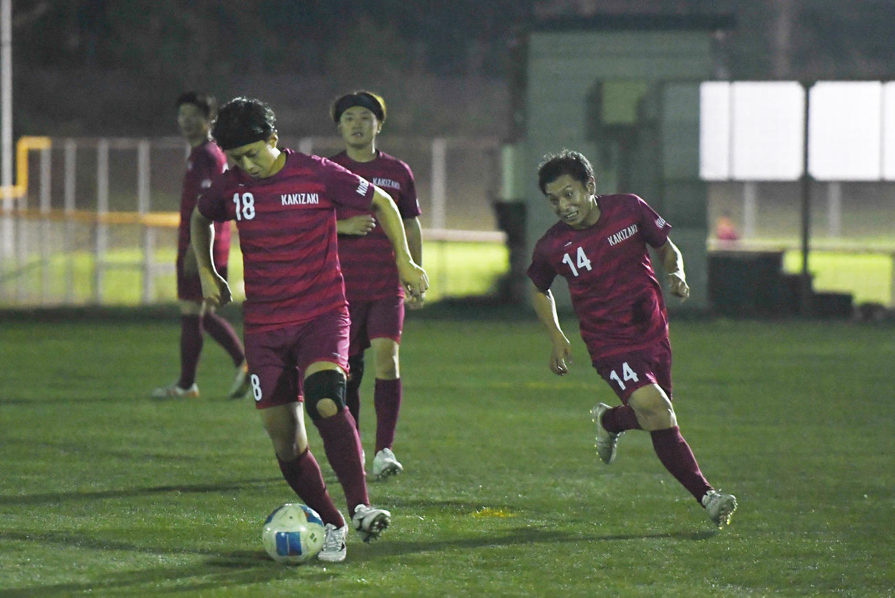 練習で汗を流す柿崎FCシニア（撮影・小林忠）