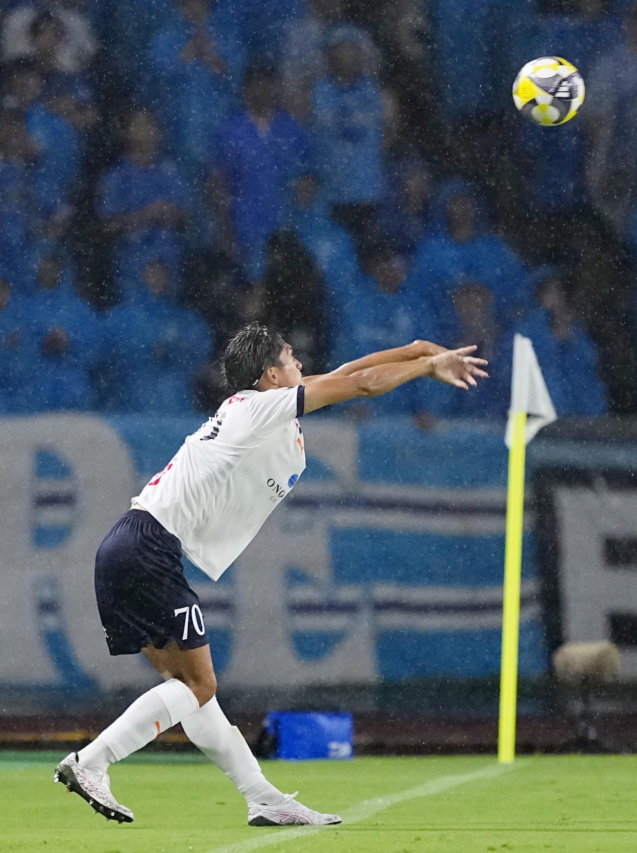 町田―横浜FC　後半、スローイングする横浜FC・細井。この後、伊藤槙が先制ゴールを決める（共同）