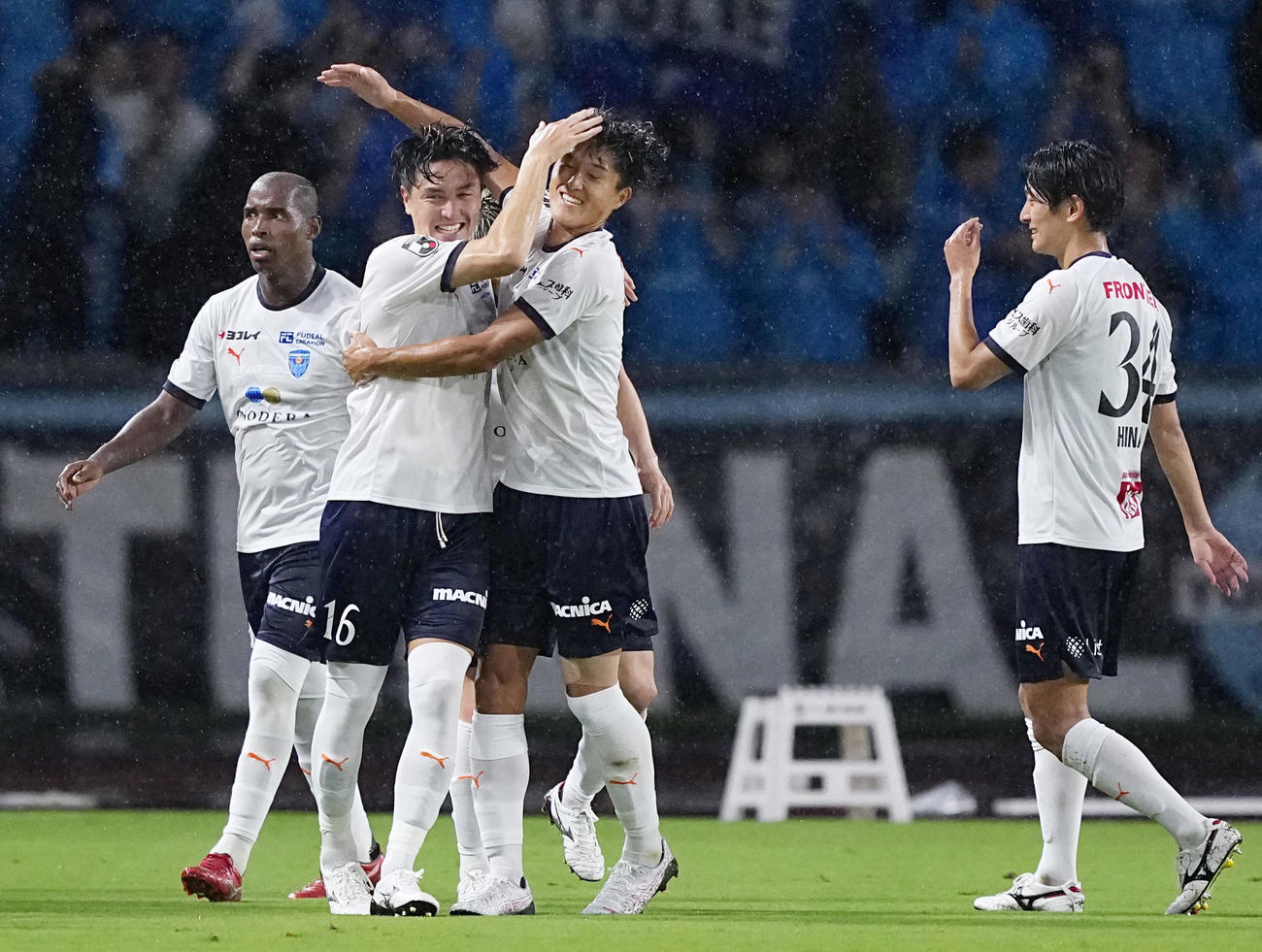 町田―横浜FC　後半、先制ゴールを決め喜ぶ横浜FC・伊藤槙（左から2人目、共同）