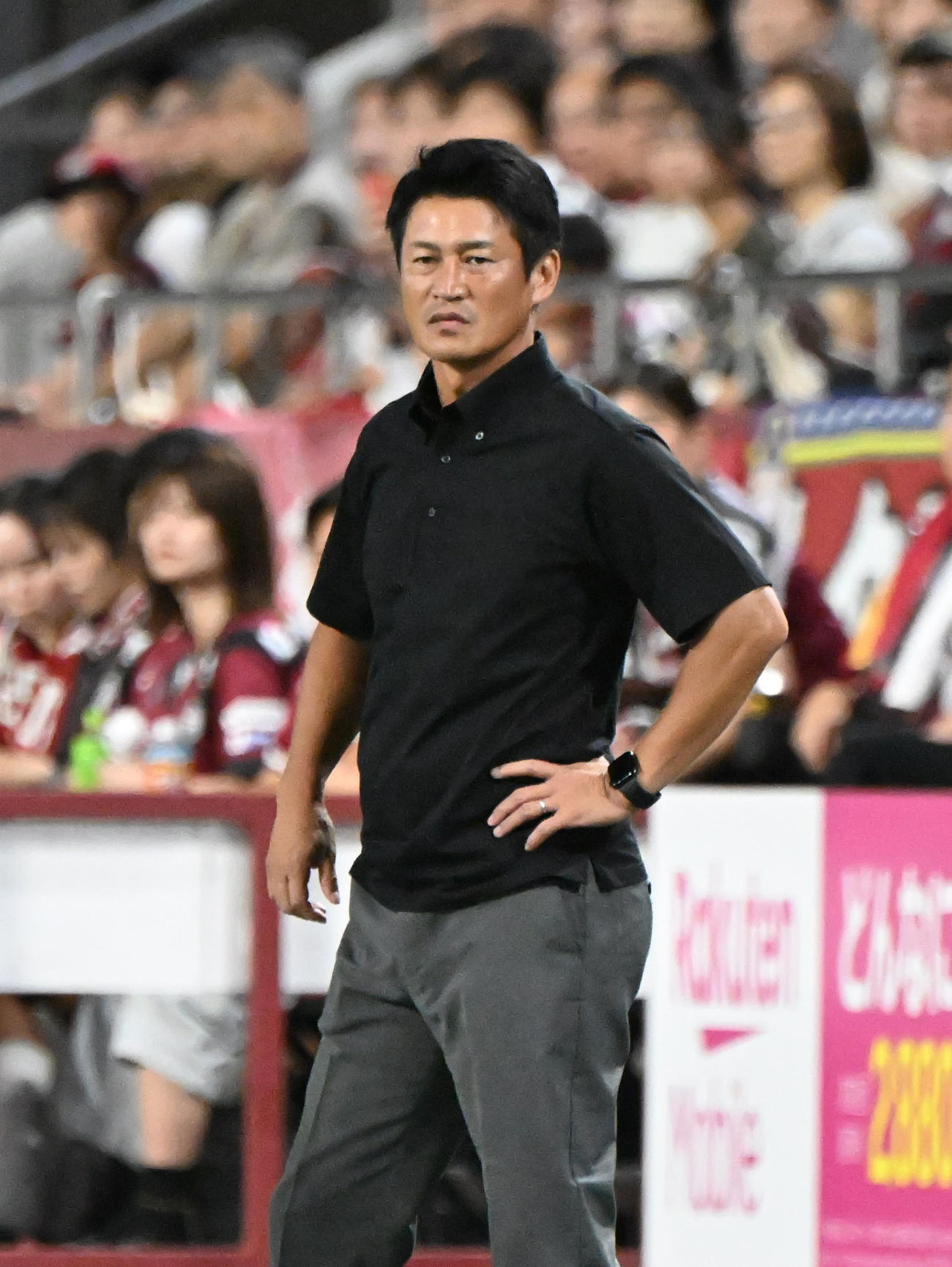 神戸対柏　前半、サイドから指示を出す神戸吉田監督（撮影・和賀正仁）