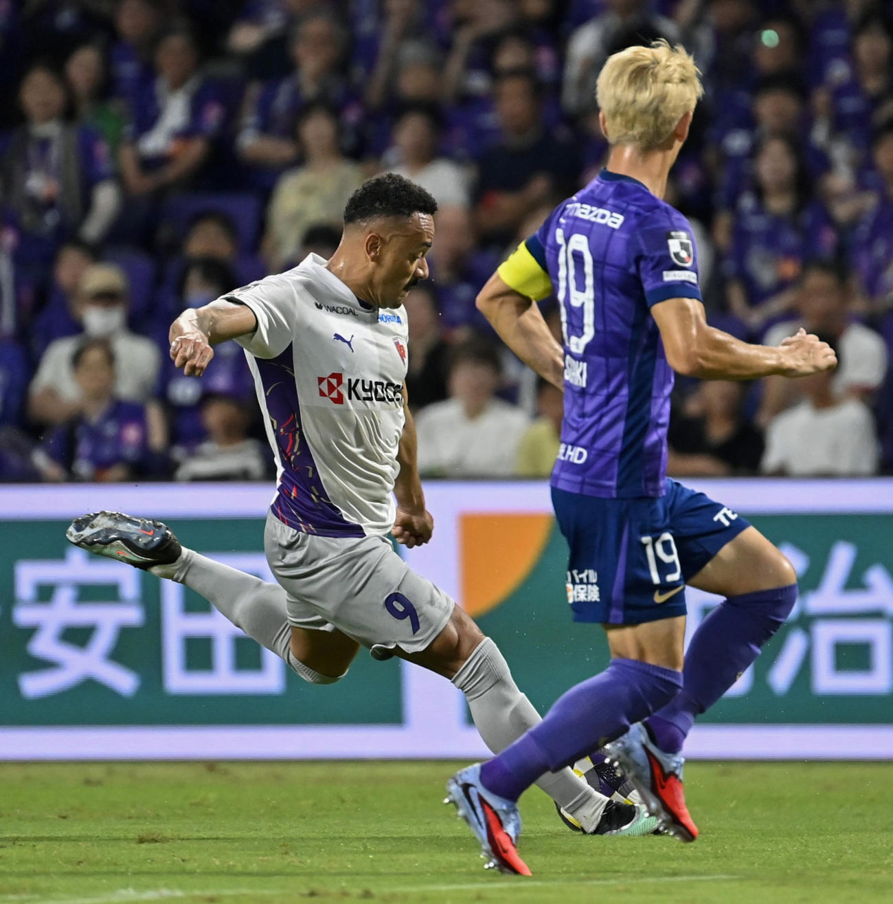 ゴールを狙う京都・ラファエルエリアス（共同）