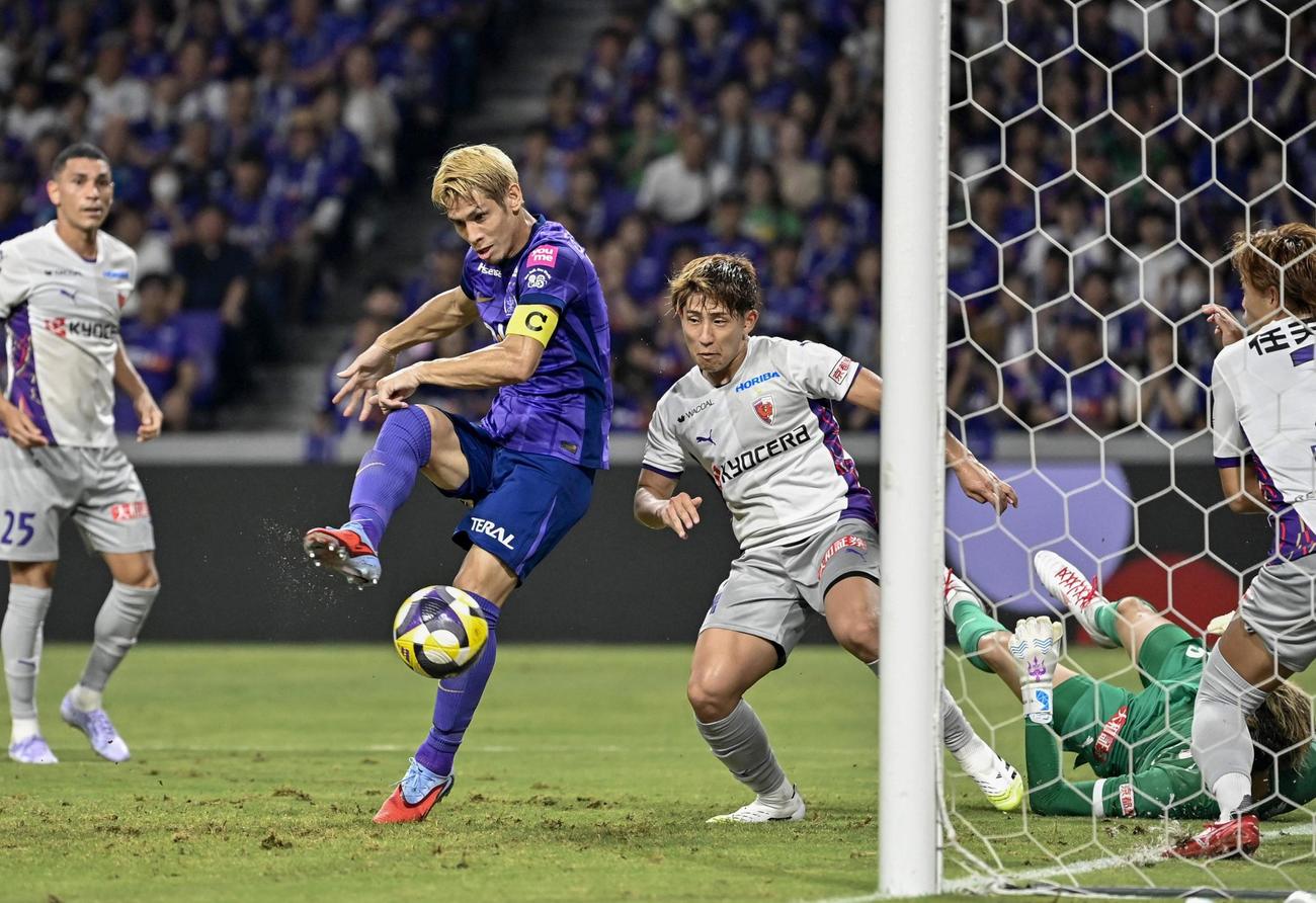 先制ゴールを決める広島・佐々木（共同）