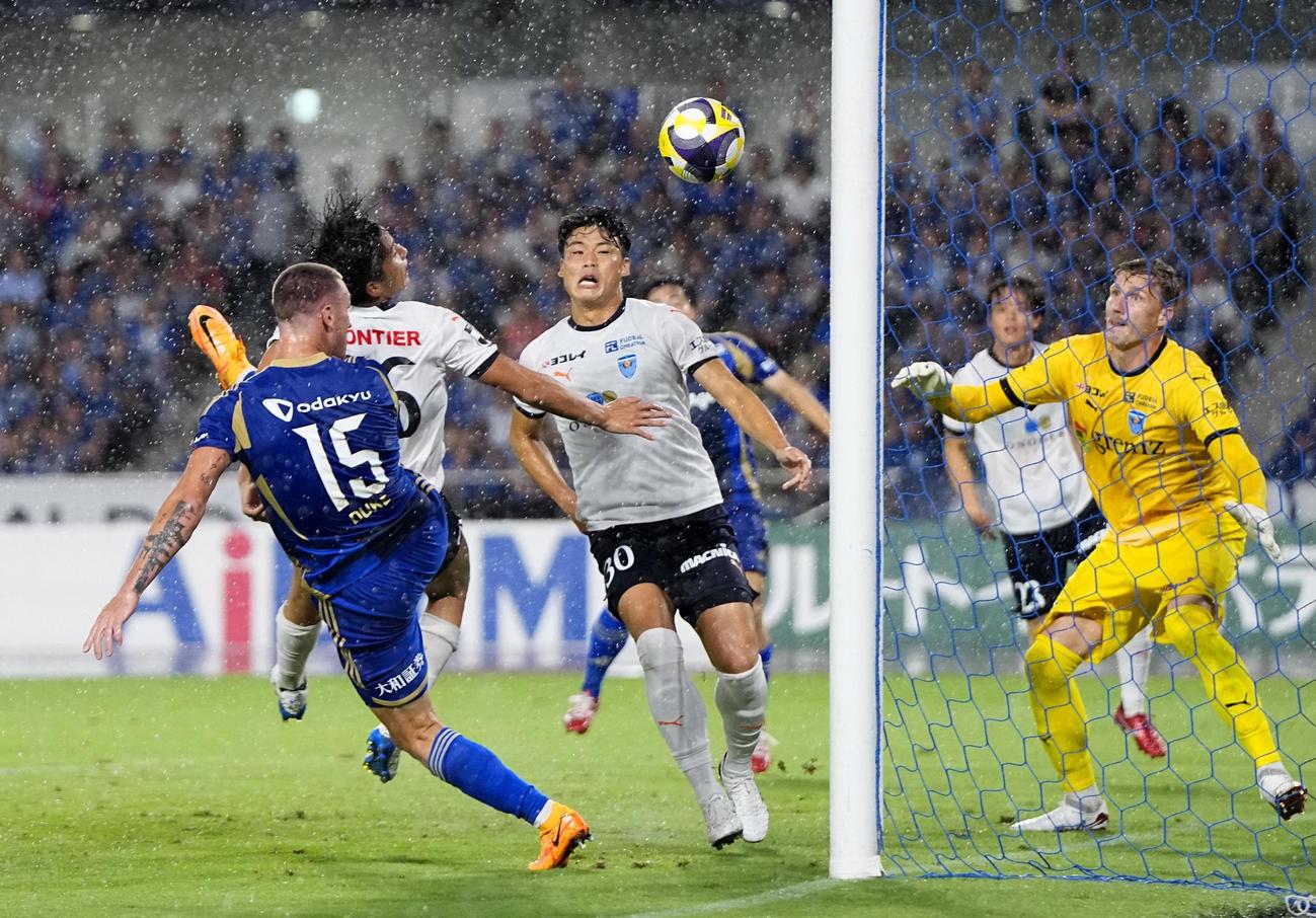 町田―横浜FC　後半、ヘディングで同点ゴールを決める町田デューク（共同）