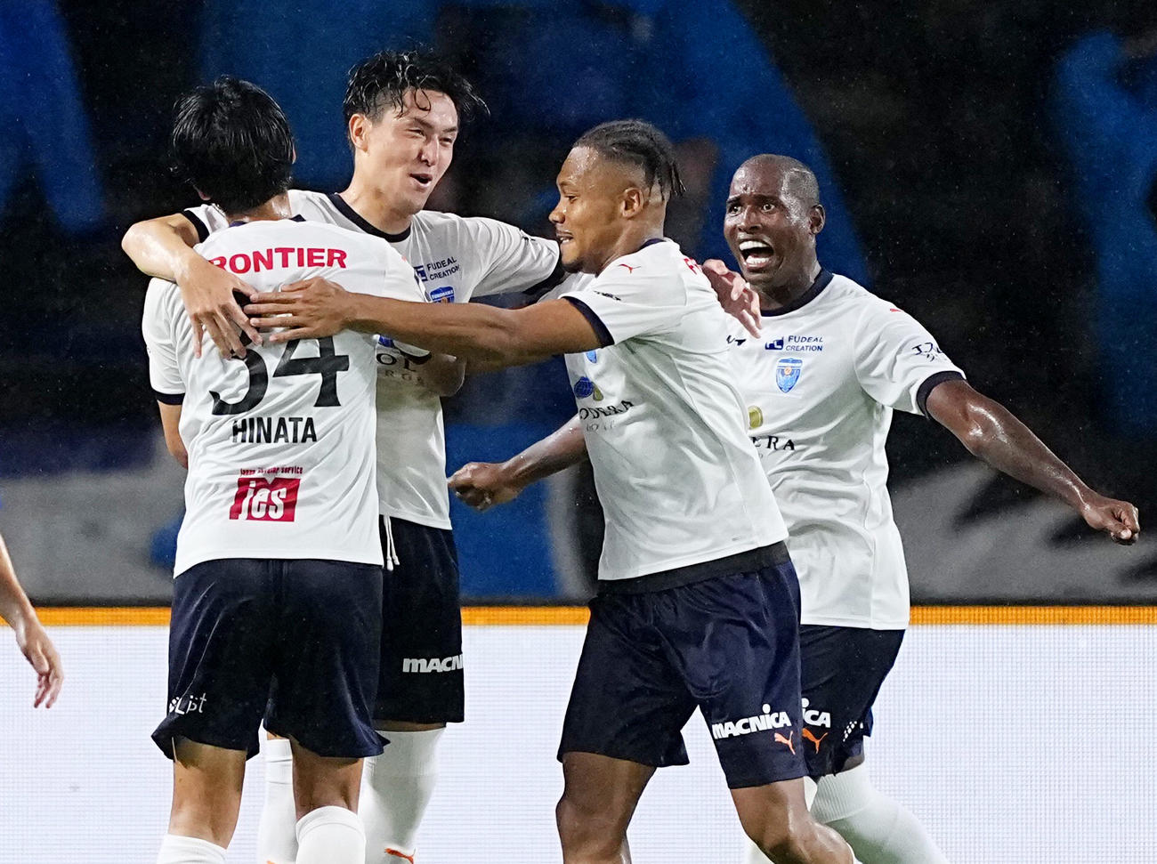 町田―横浜FC　後半、先制ゴールを決め、祝福される横浜FC伊藤槙（左から2人目）（共同）