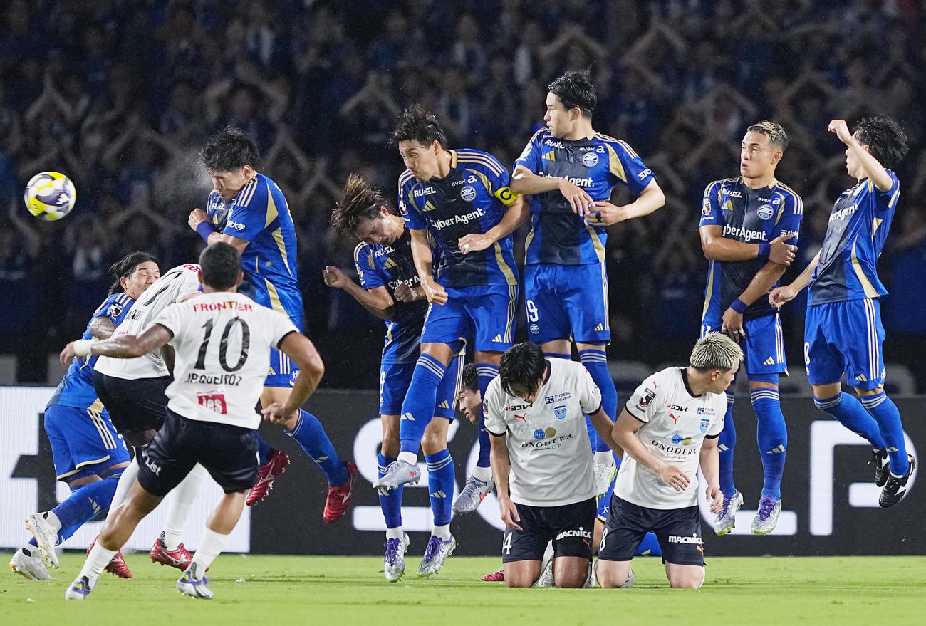町田―横浜FC　前半、横浜FCジョアンパウロのFKに跳び上がる町田イレブン（共同）