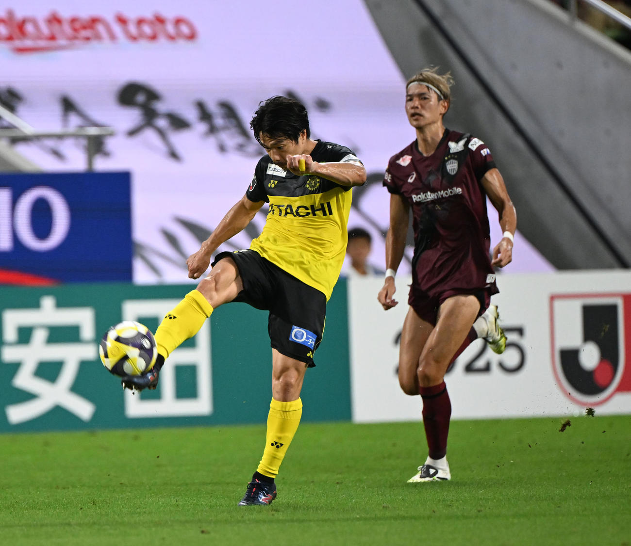 神戸対柏　前半、ミドルシュートを打つ柏仲間（撮影・和賀正仁）