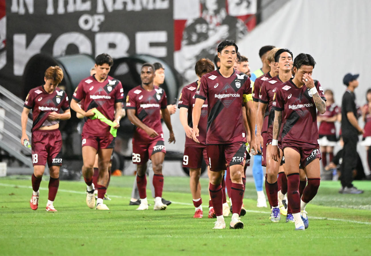 神戸対柏　柏とドローに終わり引き揚げる神戸の選手ら（撮影・和賀正仁）