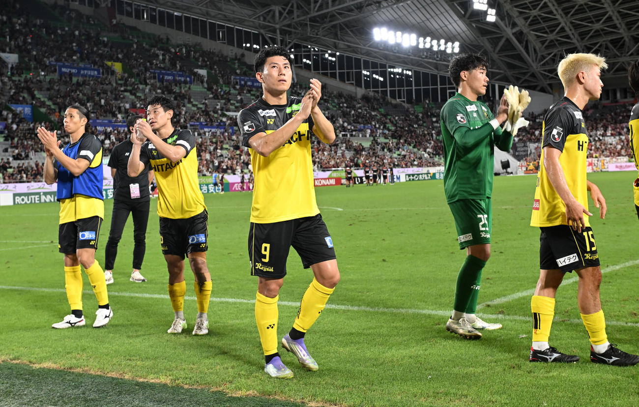 神戸対柏　試合後、サポーターにあいさつする柏細谷（撮影・和賀正仁）
