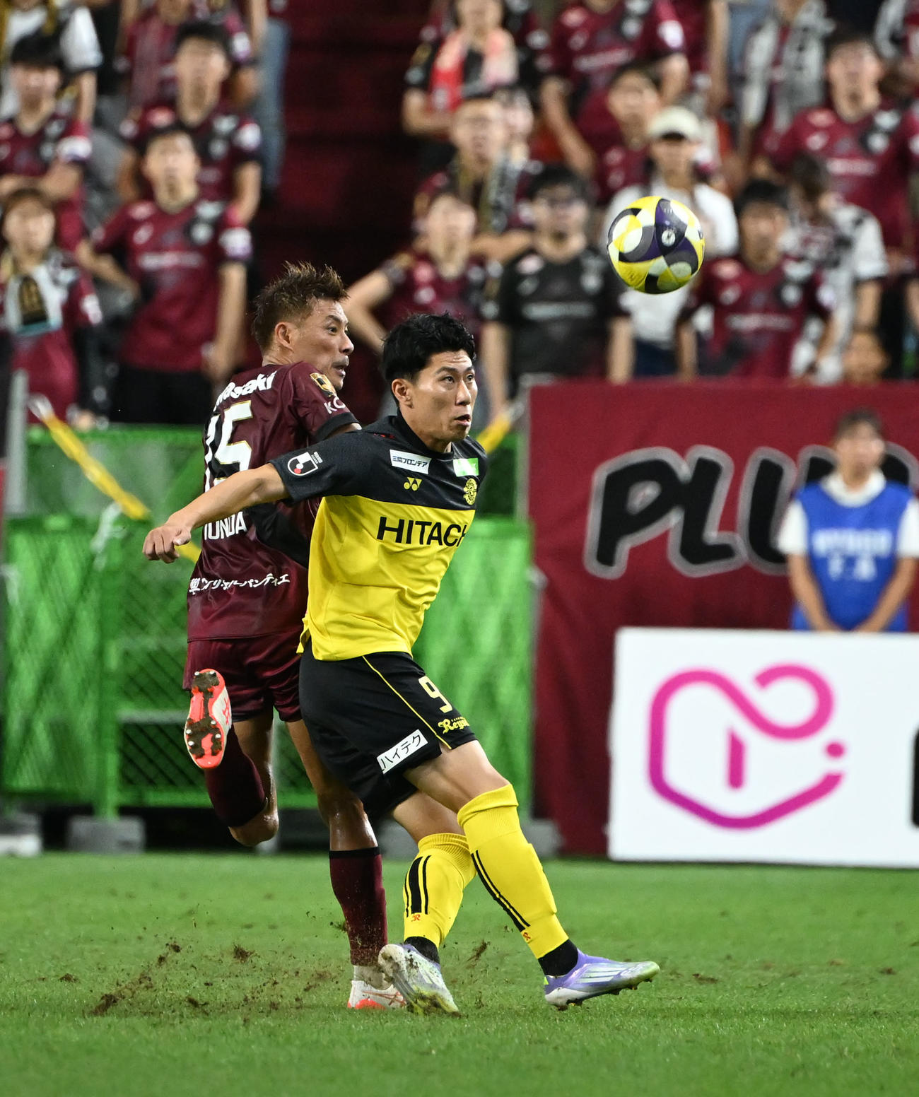 神戸対柏　後半、神戸本多（左）と激しく競り合う柏細谷（撮影・和賀正仁）