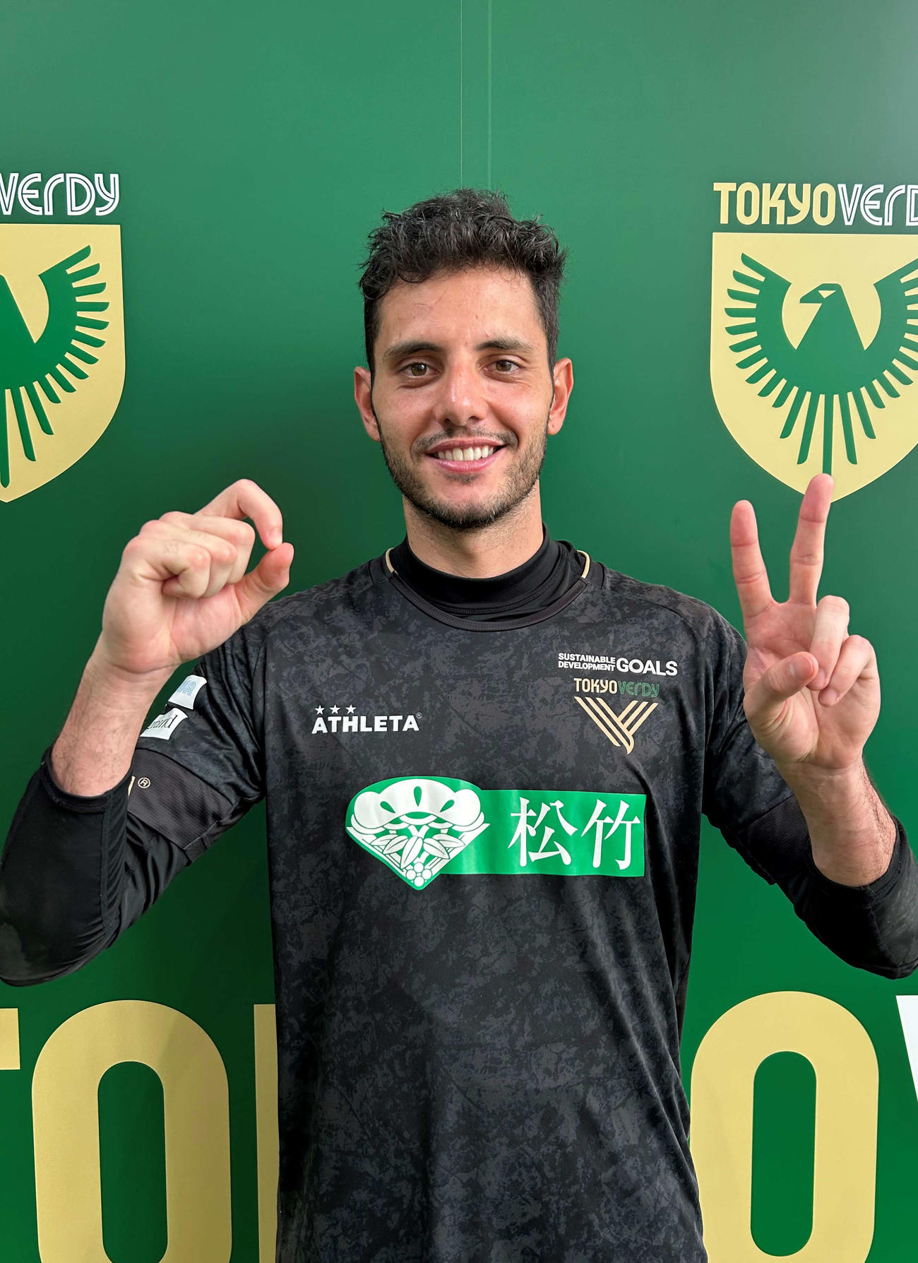次節東京戦でJリーグ通算200試合出場になる東京V・GKマテウス笑顔で「200ポーズ」