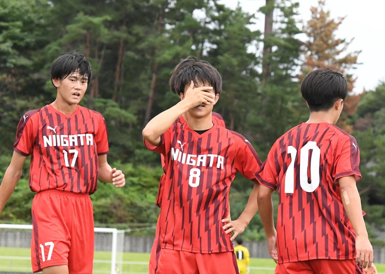 先制点を決めたU－17新潟選抜・稲場（中央）がカメラに向かってポーズ（撮影・小林忠）