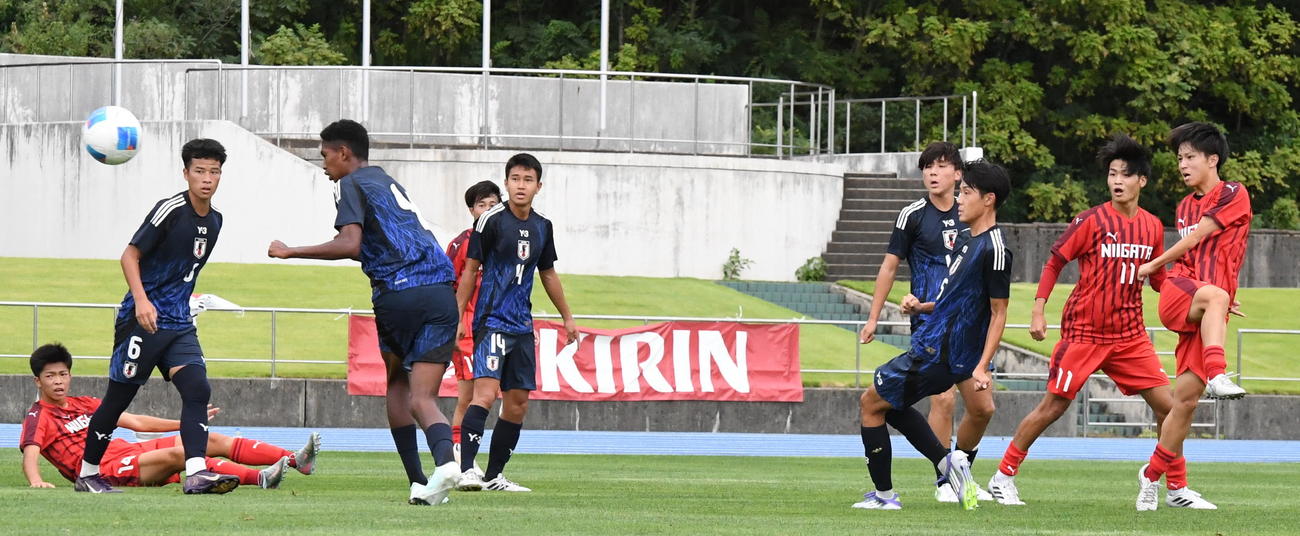 先制点を決めるU－17新潟選抜・稲場（右）（撮影・小林忠）