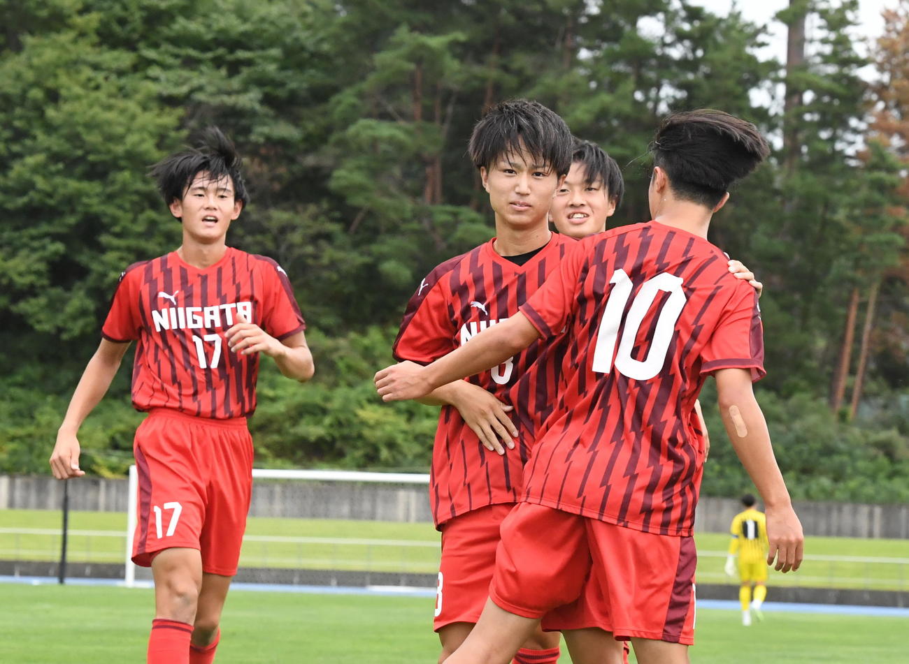 先制点を決めたU－17新潟選抜・稲場（中央）がカメラ目線でドヤ顔（撮影・小林忠）