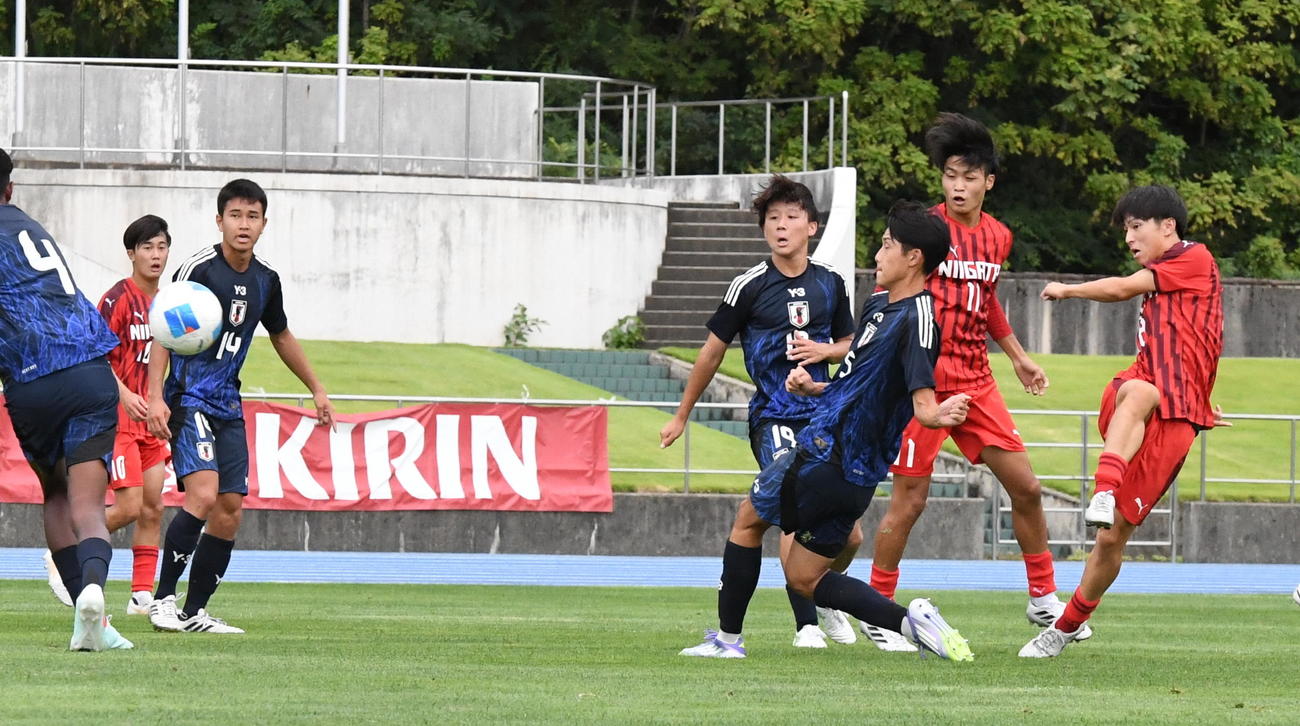 先制点を決めるU－17新潟選抜・稲場（右）（撮影・小林忠）