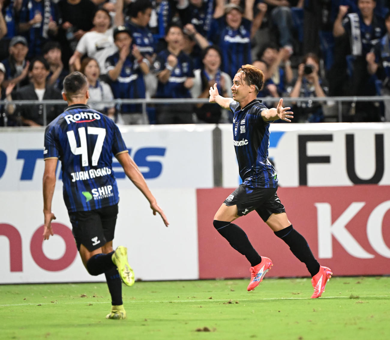 G大阪対浦和　後半、ミドルシュートを豪快に決めたG大阪安部は両手を広げピッチを駆ける（撮影・和賀正仁）