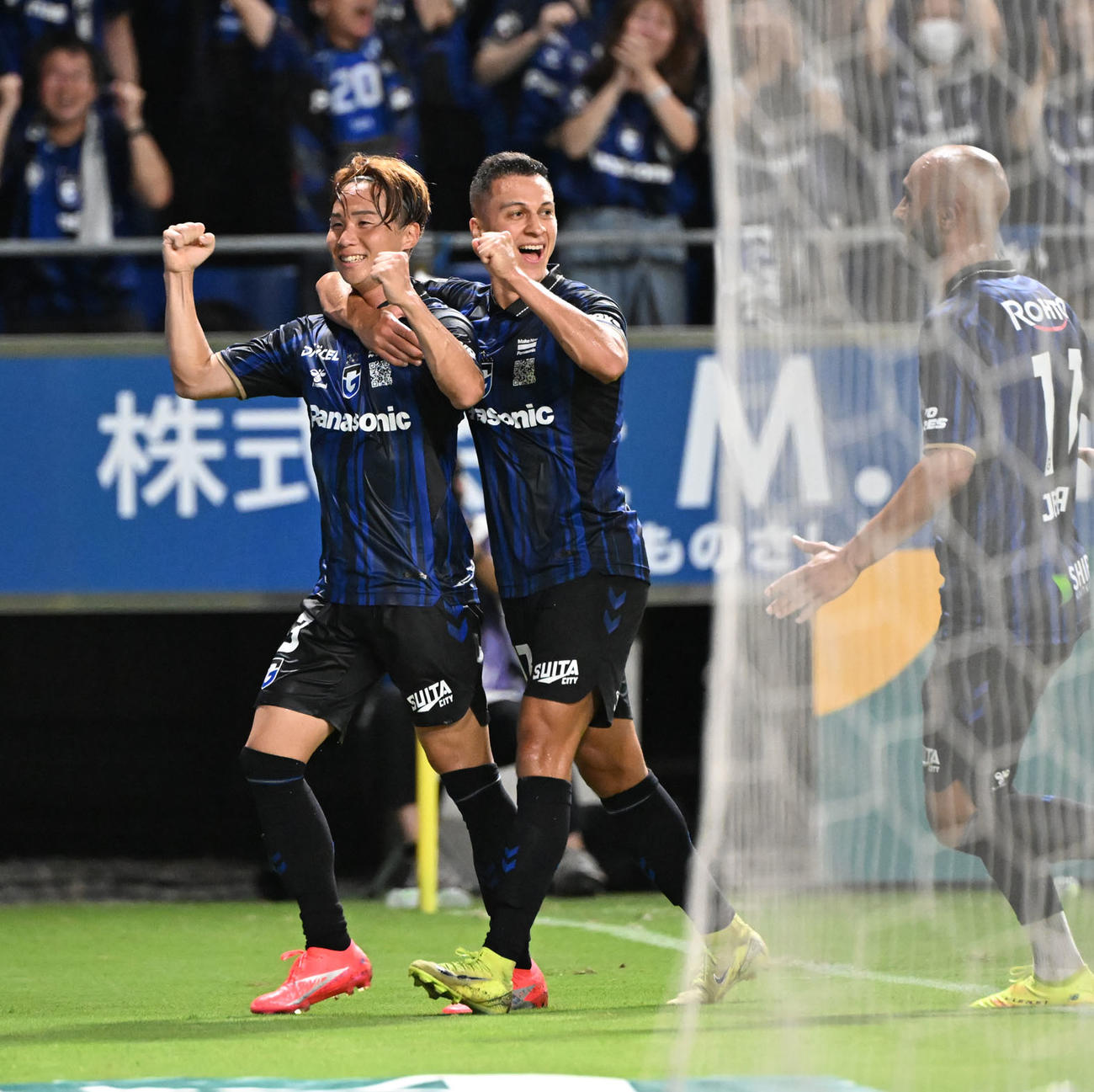 G大阪対浦和　後半、ミドルシュートを豪快に決めたG大阪安部（左）はガッツポーズ（撮影・和賀正仁）