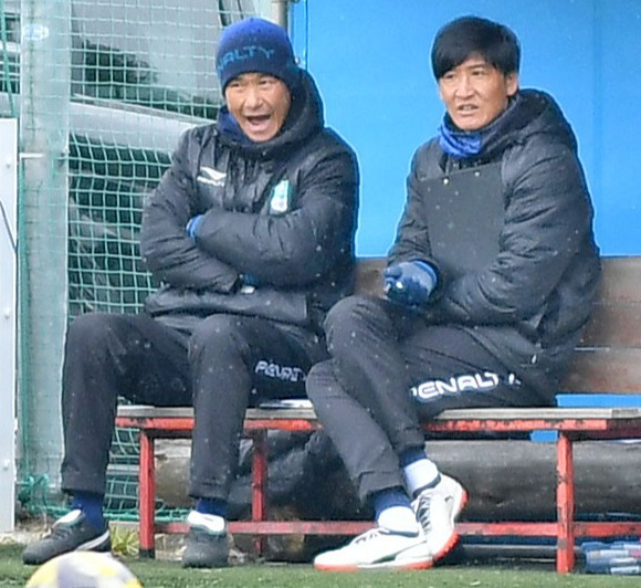 沼津の中山監督（左）と鈴木ヘッドコーチ（25年1月撮影）