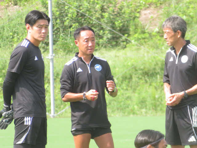 練習の指揮を執る町田黒田監督