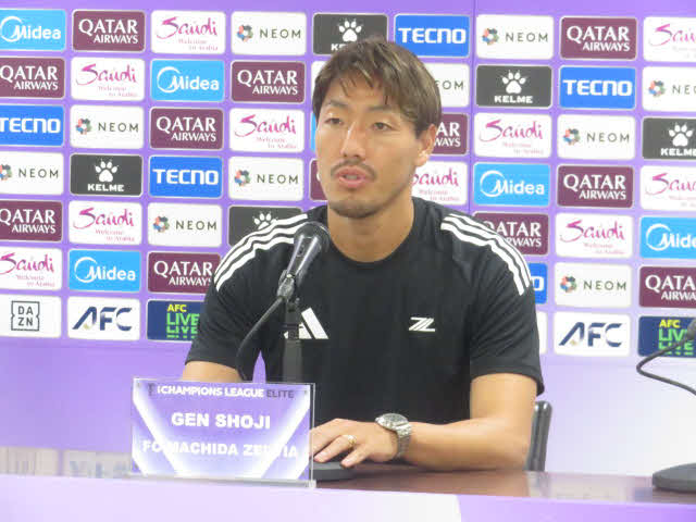 公式会見で回答する町田昌子主将