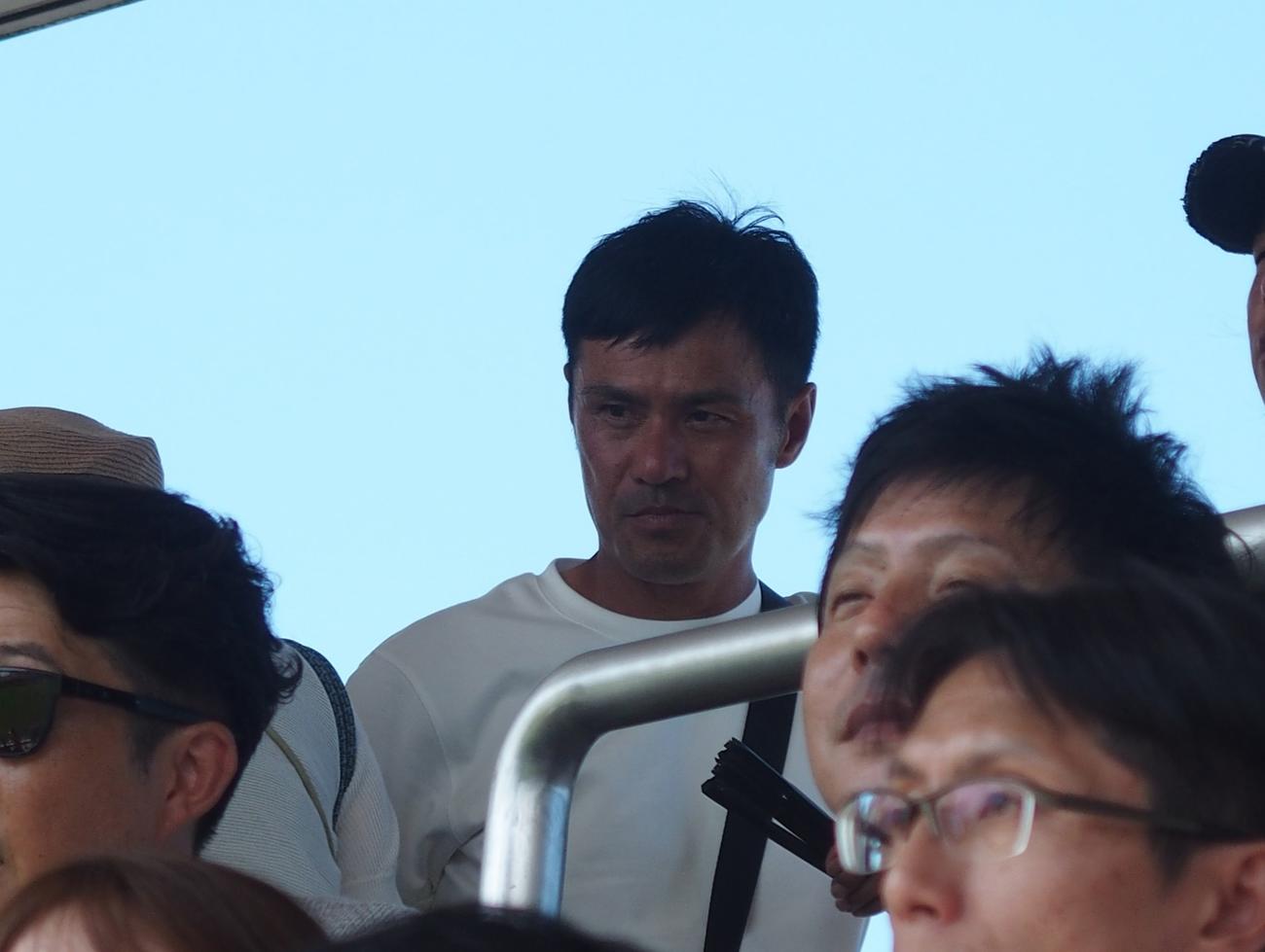 スタンドから試合を見る元日本代表DF駒野友一