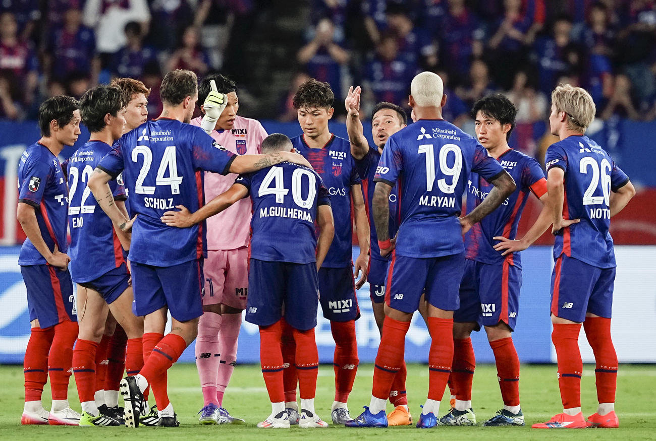 後半に臨む長友（奥右から2人目）ら東京イレブン（共同）