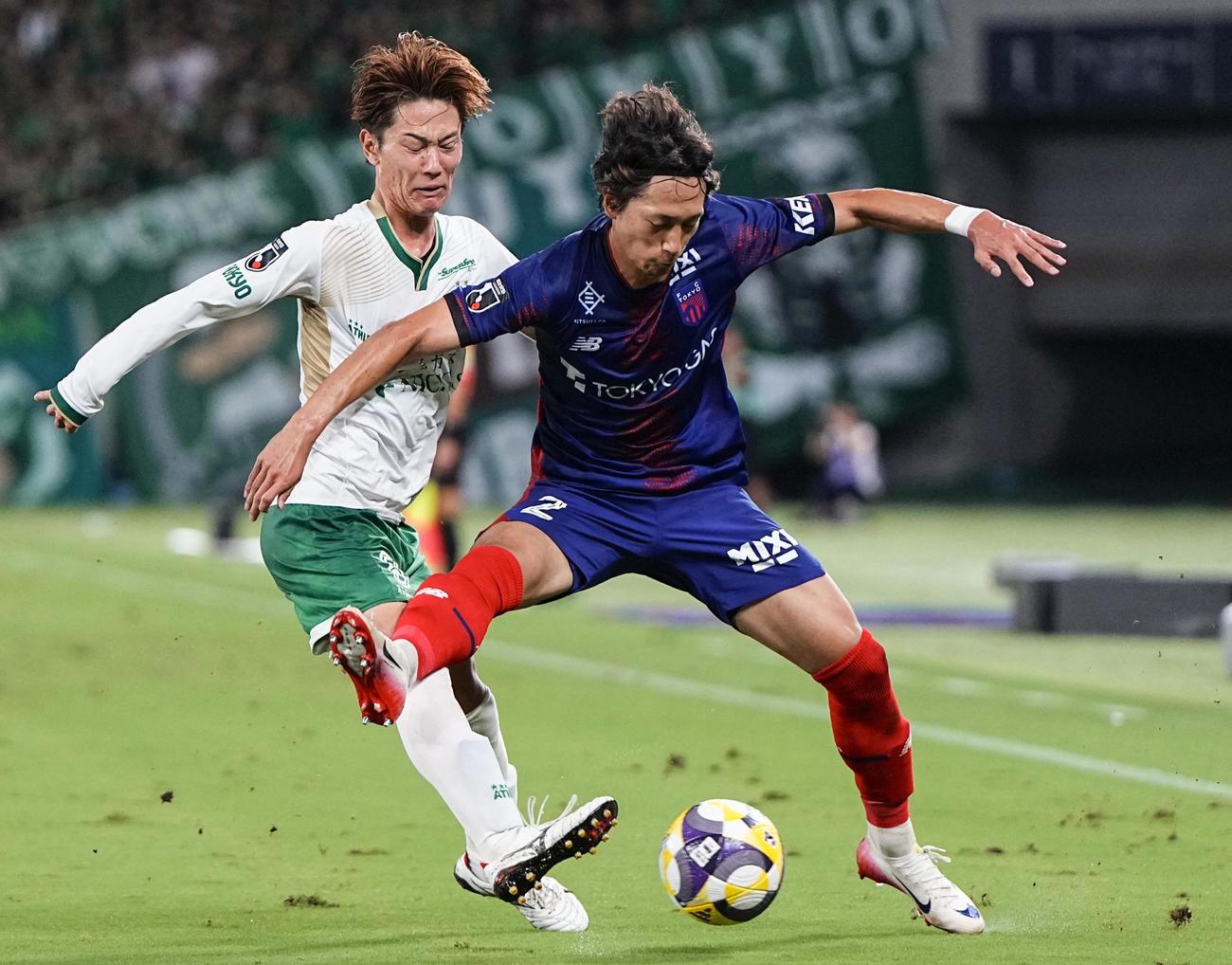 前半、競り合う東京V斎藤（左）と東京室屋（共同）