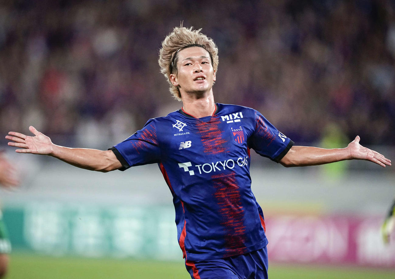 先制ゴールを決め駆け出すFC東京長倉（共同）