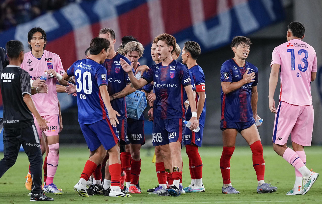 東京Vに競り勝ち、喜ぶFC東京イレブン（共同）