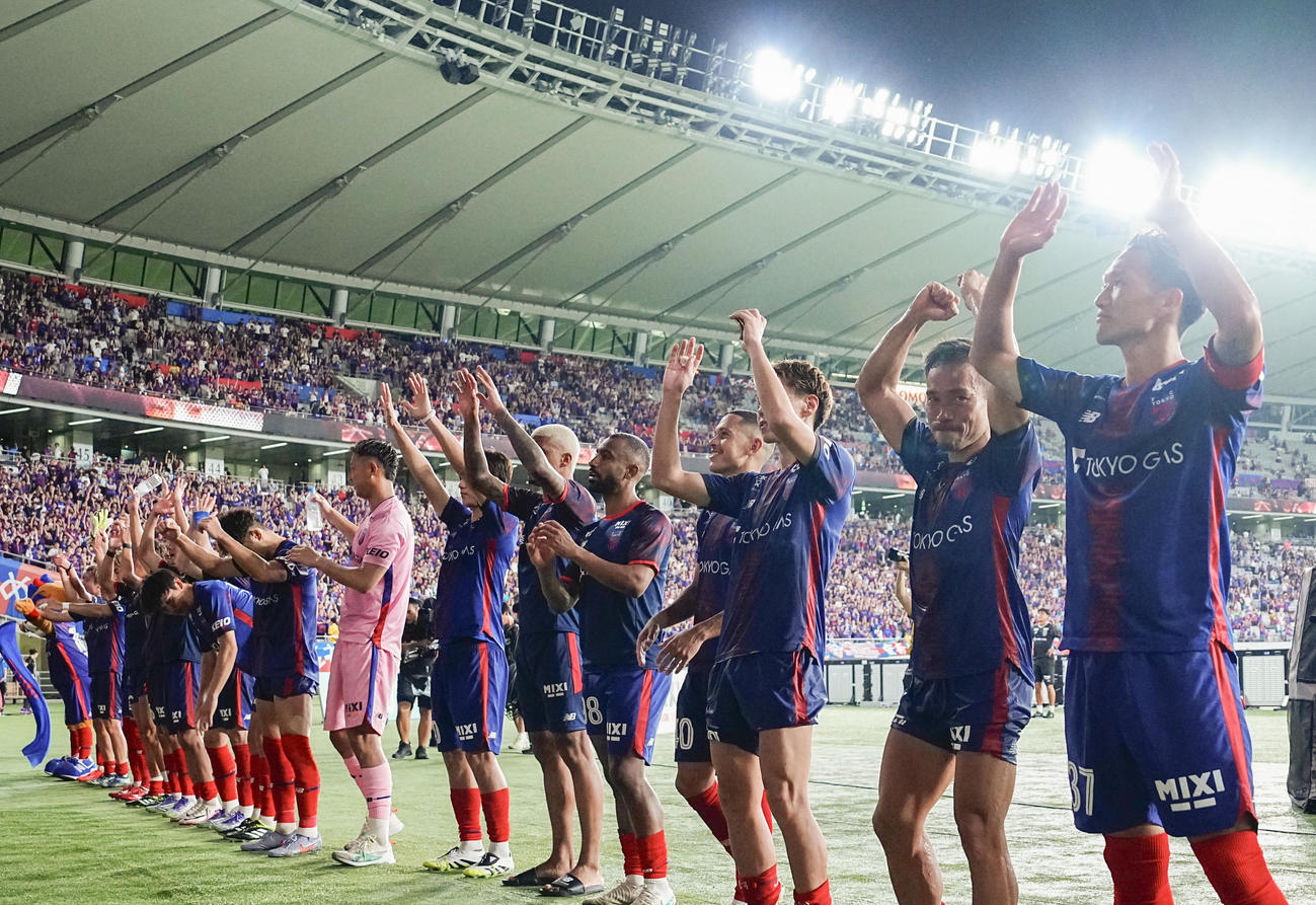 FC東京対東京V　東京Vに競り勝ち、サポーターと喜びを分かち合う長友（右から2人目）らFC東京の選手たち（共同）