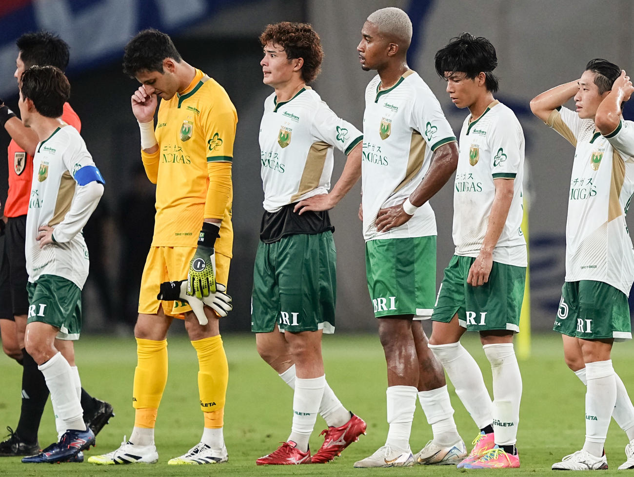 FC東京に敗れ、肩を落とす東京Vイレブン（共同）