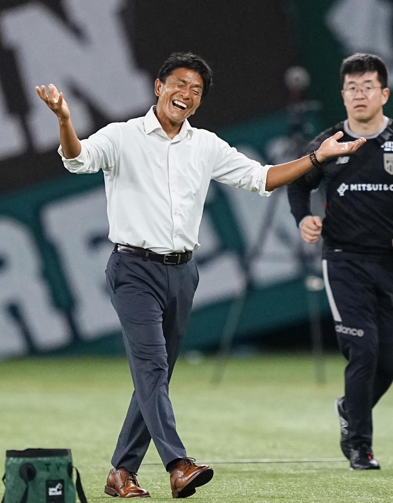 前半、アピールする東京V城福監督（共同）